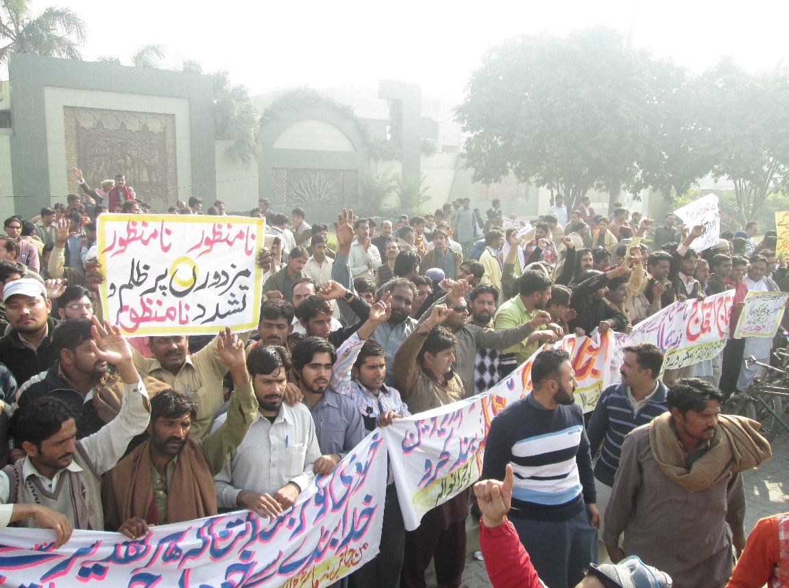 گوجرانوالہ: ماسٹر ٹائل کے سینکڑوں محنت کشوں کا جبری برطرفیوں کیخلاف احتجاج، فیکٹری بند