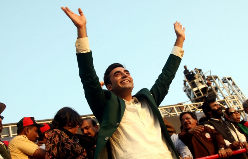 epa04452331 Bilawal Bhutto Zardari, chairman of main opposition party Pakistan Peoples Party speaks to supporters during a rally in Karachi, Pakistan, 18 October 2014. Bilawal Bhutto Zardari, on 18 October launched his political career with the first publ