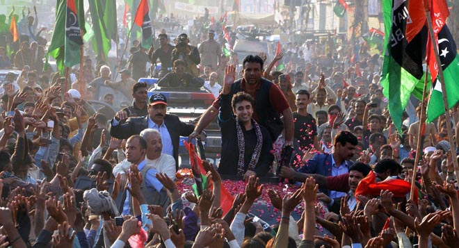 Px15-068
SUJAWAL: Nov15 - Chairman PPP Bilawal Bhutto Zardari waves to supporters as he leads a rally of election campaing ahead of local government elections.
ONLINE PHOTO