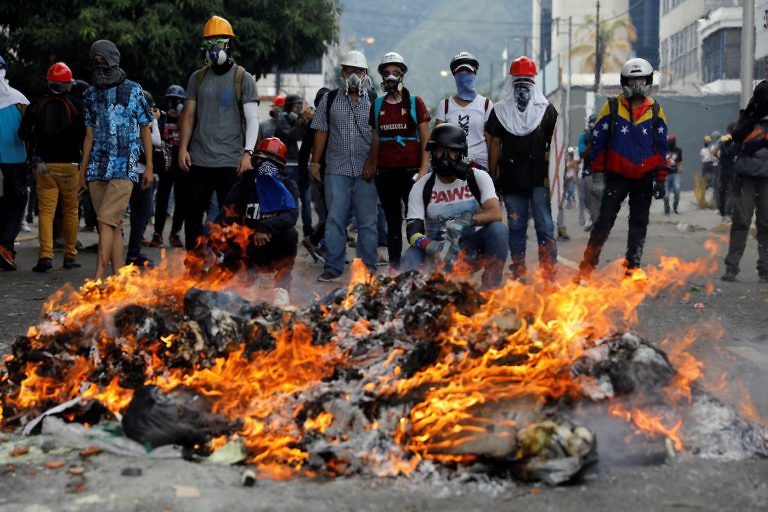 وینزویلا پر منڈلاتا ردِ انقلاب!