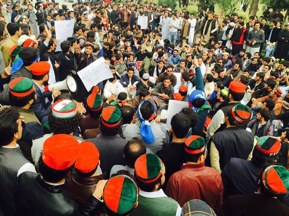 پشاور یونیورسٹی میں فیسوں میں اضافے کے خلاف طلبہ کا احتجاج جاری